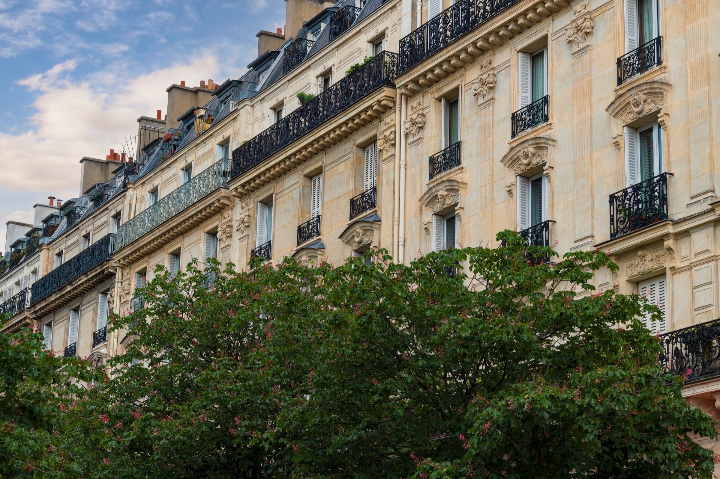 Façades d’immeubles haussmanniens à Paris